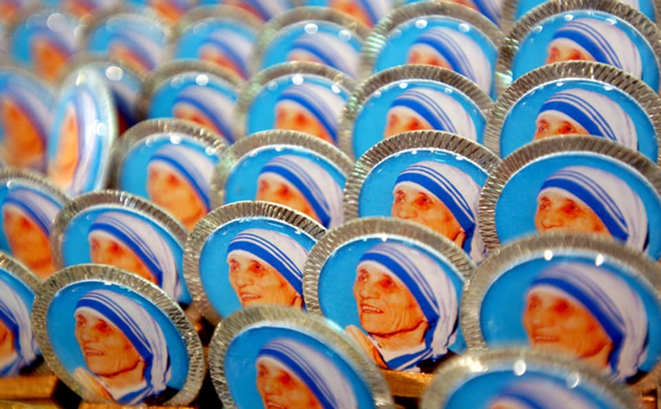 Kleine Portraits der Mutter Teresa in einem Souveniershop in Borgo Pio.