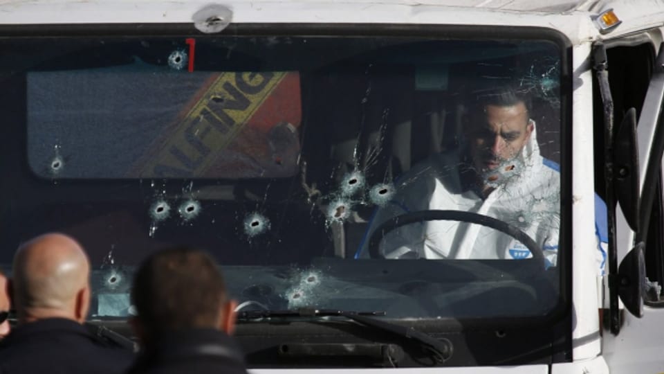 Die Polizei untersucht den Lastwagen, mit dem in Jerusalem ein Anschlag verübt worden ist.
