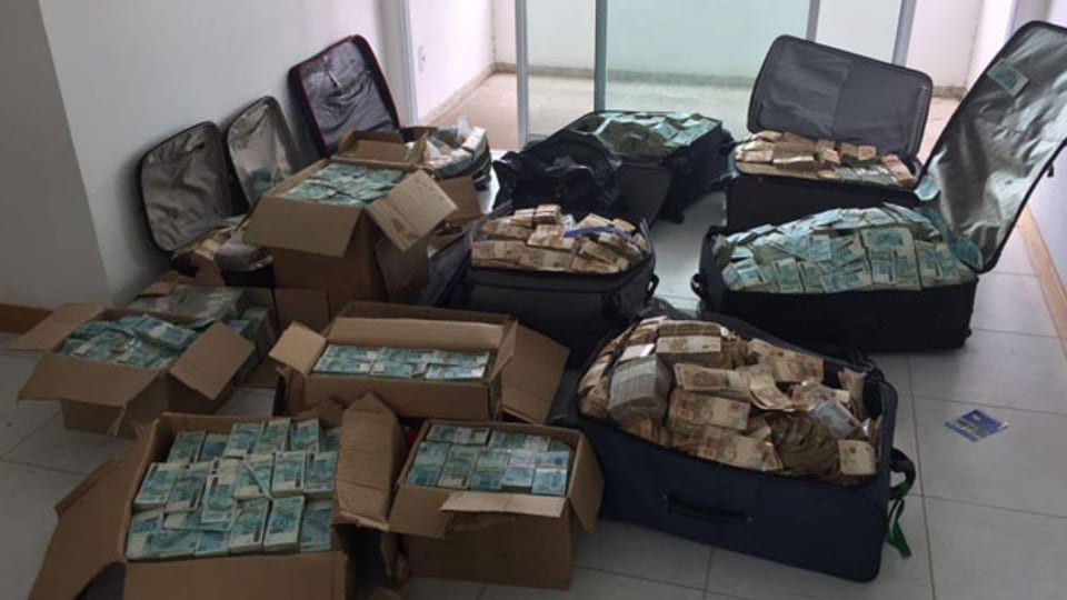 Im Haus eines Politikers entdeckt die Polizei bei einer Durchsuchung kistenweise Bargeld.