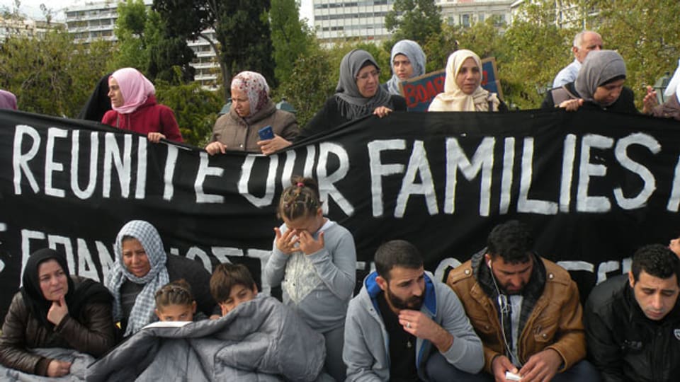 Überwiegend syrische Flüchtlinge demonstrieren friedlich für eine schnelle Familienzusammenführung. Bild. Rodothea Seralidou.