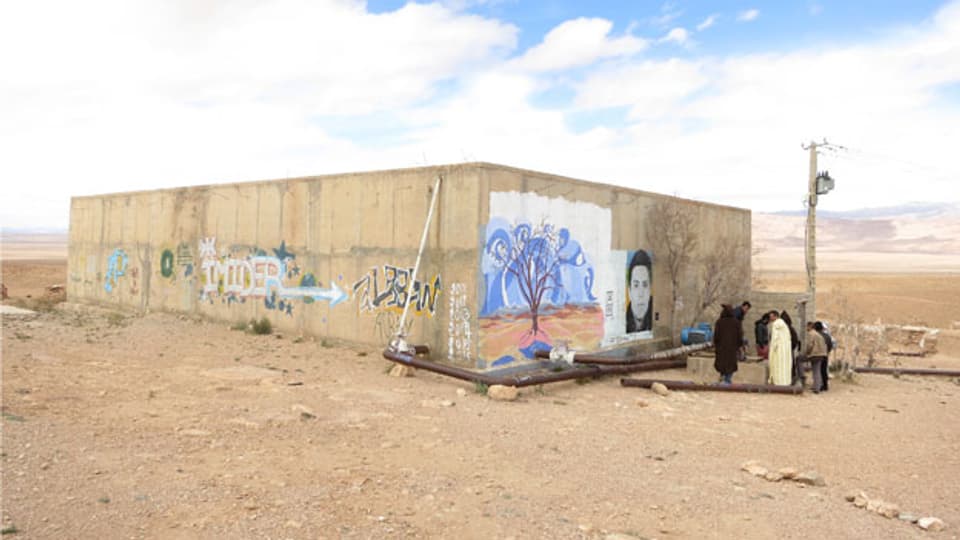 Der Konflikt um Wasser schwelt im Süden Marokkos seit Jahren. Auf dem Mont Ablan halten Aktivisten seit 2011 ein Wasserreservoir besetzt. Ihr Vorwurf an die Betreibergesellschaft der grössten Silbermine Afrikas: Das Bergwerk entziehe der Landwirtschaft Wasser; die Abfälle belasten die Umwelt.
