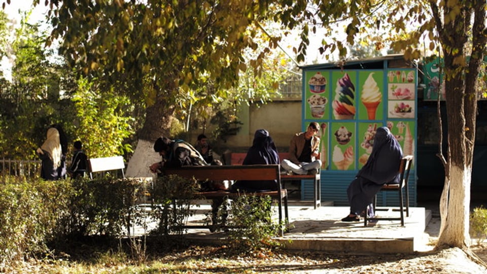 Im Zoo in Kabul können sich auch mal Frauen und Männer unterhalte