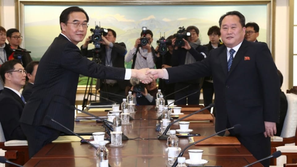 Sie reden wieder miteinander: Der Südkoreaner Cho Myoung-gyon und der nordkoreanische Vertreter Ri Son-gwon.