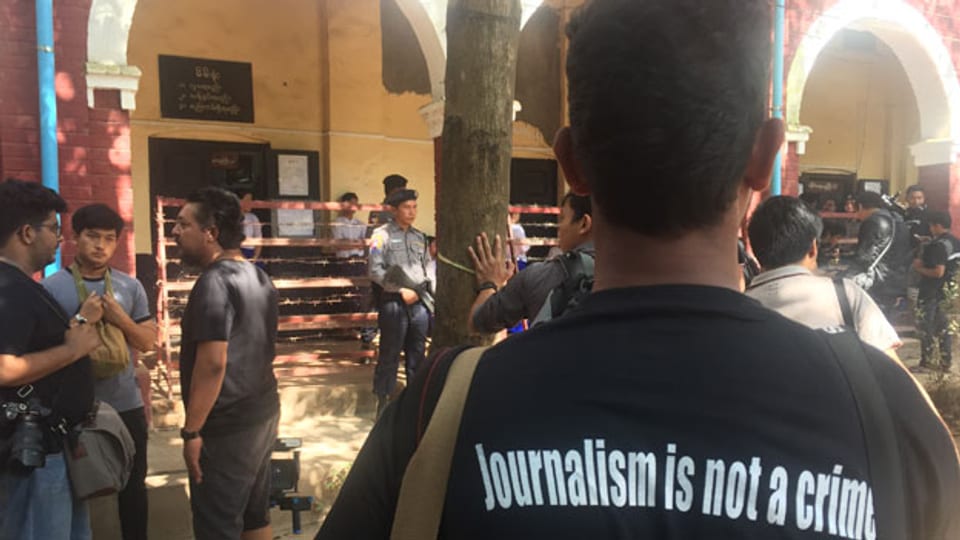 «Journalismus ist nicht kriminell» steht auf dem schwarzen T-Shirt.
