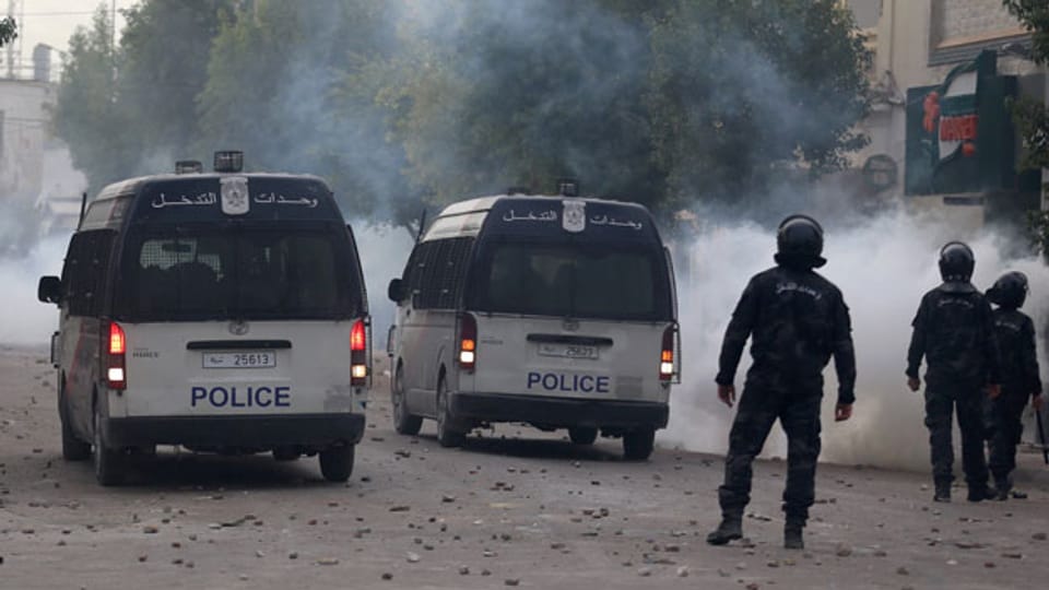 Die Polizei setzt Tränengas gegen die Demonstranten ein in Tebourba, Tunesien, am 9. Januar 2018.