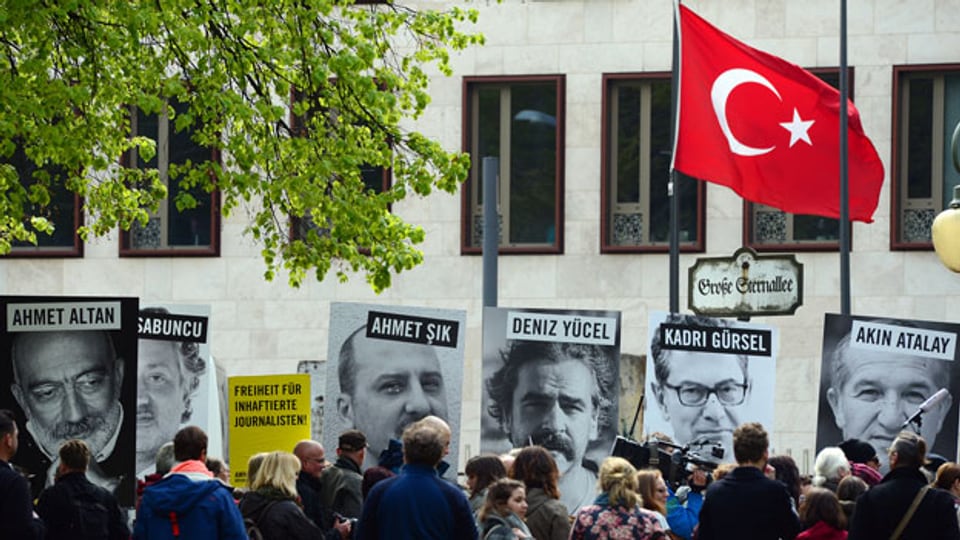 Demonstranten protestieren am 03.05.2017 in Berlin vor der Botschaft der Türkei bei einer Aktion von Amnesty International und Reporter ohne Grenzen für Presse- und Meinungsfreiheit in der Türkei.