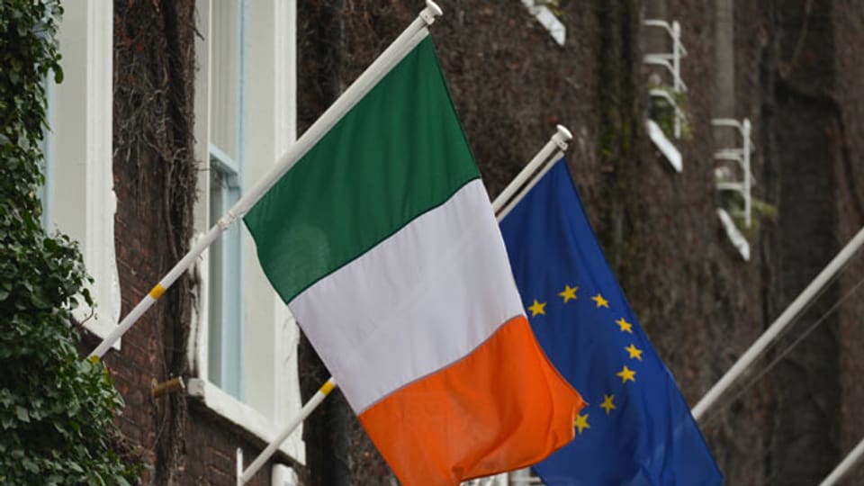 Irland- und EU-Fahne