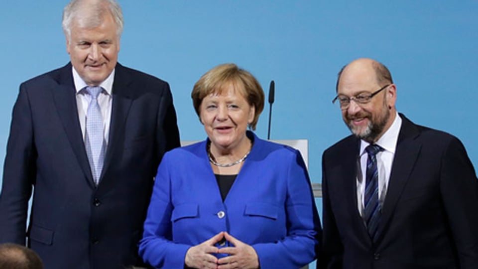 Bundeskanzlerin Angela Merkel mit dem CSU-Vorsitzenden Horst Seehofer (links) und SPD-Chef Martin Schulz.