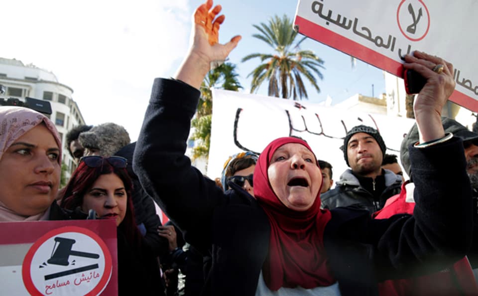 Angehörige eines Tunesiers, der während der Revolution vor sieben Jahren getötet wurde, demonstrieren in Tunis.