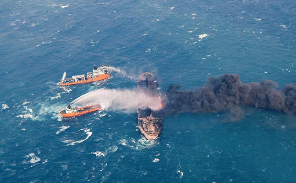 Chinesische Rettungsschiffe versuchen das Feuer auf dem brennenden iranischen Öltanker zu löschen.