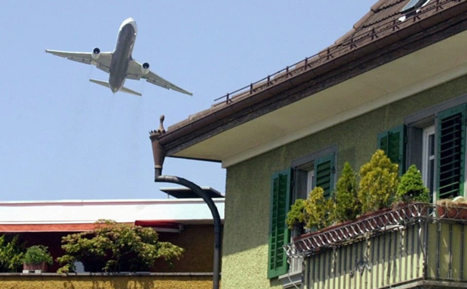 Ein Grossflugzeug über den Dächern von Opfikon-Glattbrugg.