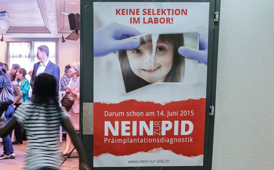 Ein Plakat der Gegner der PID, vor der Eidgenössischen Volksabstimmung am 14. Juni 2015.