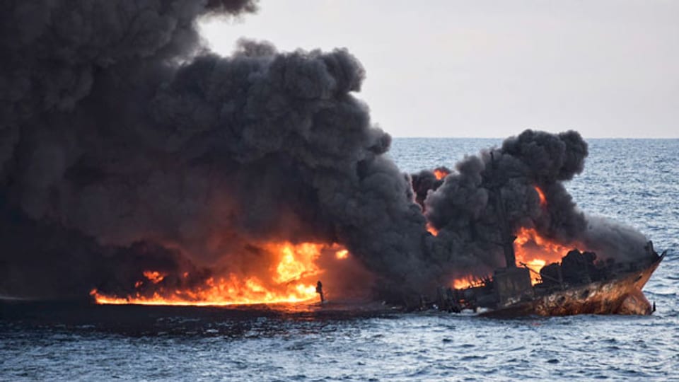 Der brennende iranische Öltanker Sanchi von der chinesischen Ostküste.