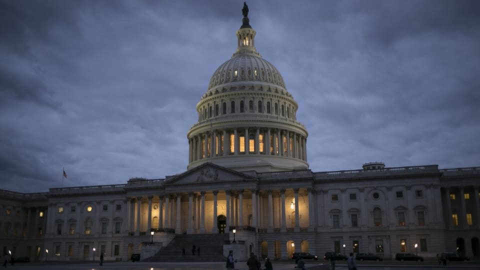 Hunderttausende US-Regierungsangestellte sollen am Montag zu Hause bleiben - der Senat hat seine Abstimmung über das Budget vertagt.