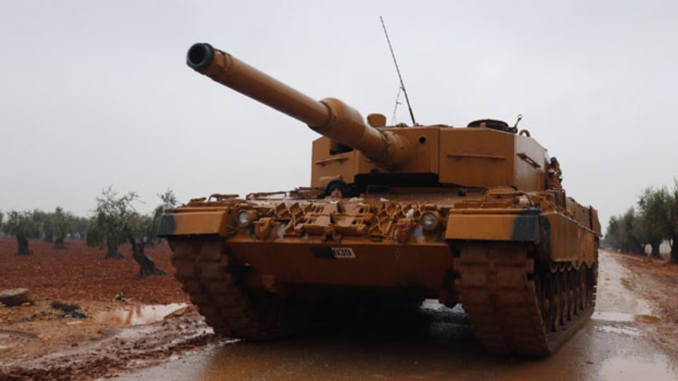 Ein türkischer Panzer in der Nähe des Berges Barsaya bei Afrin, Syrien.