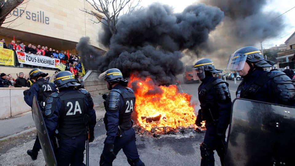 Gefängniswärter blockieren das Gefängnis Baumettes in Marseille.