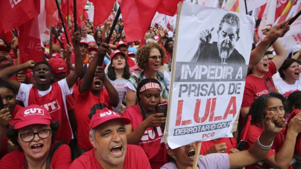 Anhänger von Ex-Präsident Lula demonstrieren gegen das Urteil des Berufungsgerichts.