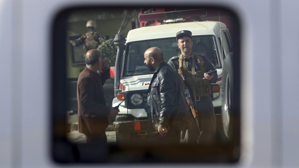 Sicherheitskräfte in Kabul nach einem schweren Anschlag.
