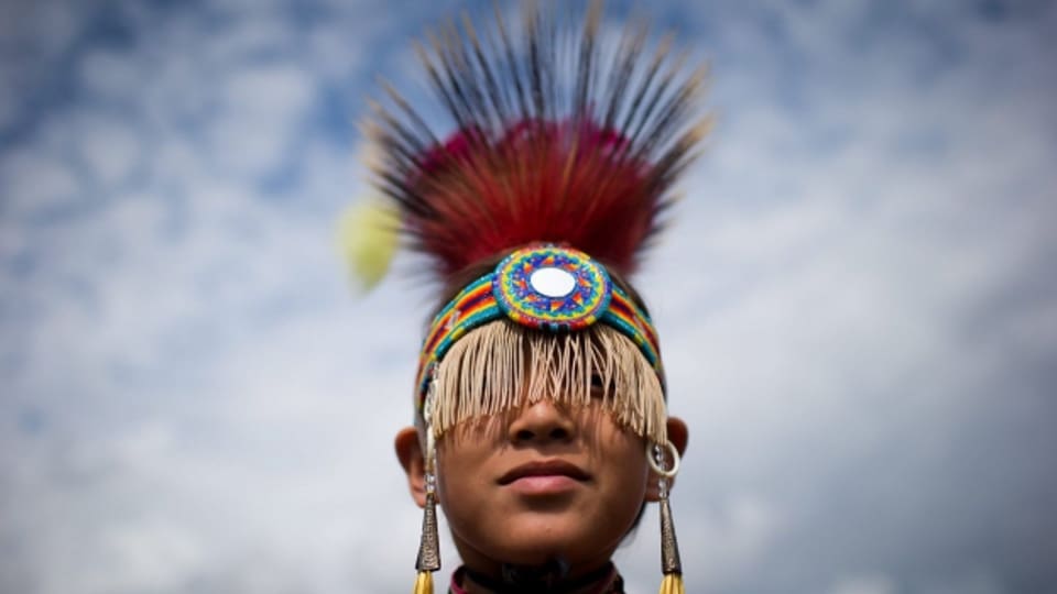 Ein Indianerknabe in Vancouver, Kanada.