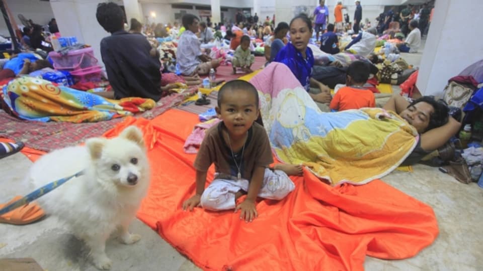 Einheimische übernachten vorsorglich in einem thailändischen Evakuationszentrum.