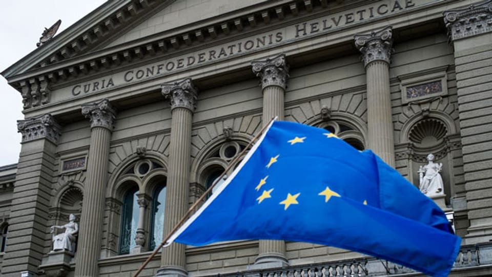 EU-Fahne vor dem Bundeshaus.