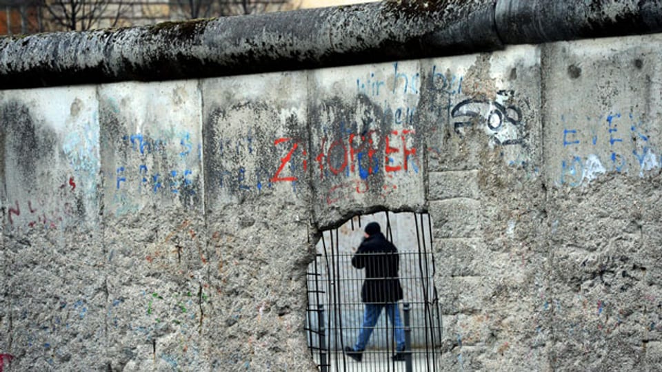 Eine Spaziergängerin geht in Berlin an Resten der Berliner Mauer in der Gedenkstätte «Topographie des Terrors» vorbei.