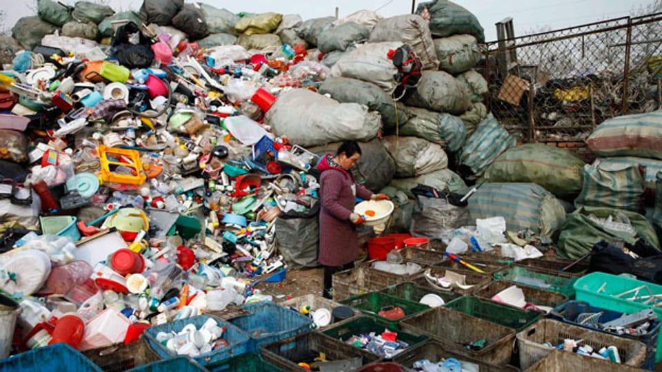 Eine chinesische Arbeiterin sortiert Plastikmüll. Die Importe von Plastik nach China wurden 2017 gestoppt.