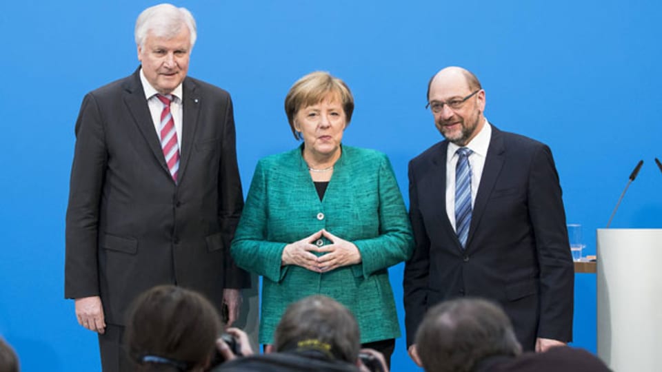 CSU-Chef Horst Seehofer (links), Bundeskanzlerin Angela Merkel und SPD-Chef Martin Schulz posieren vor den Medien am 7. Februar 2018.