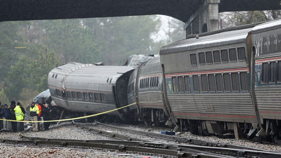 Der Nachtzug von New York nach Miami fährt in South Carolina prallte auf einen stehenden Güterzug: Zwei Todesopfer, über 100 Verletzte.