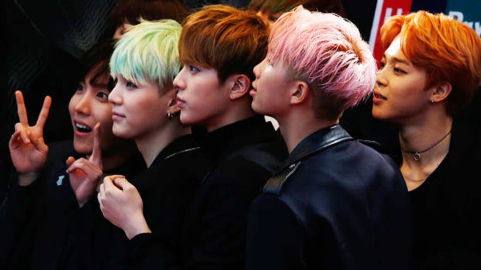 Mitglieder der südkoreanischen K-Pop- Band BTS beim Asian Music Awards in Hong Kong im Dezember 2015.