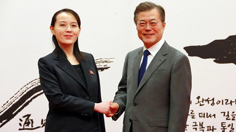 Der Südkoreanische Präsident Moon Jae und Kim Yo Jong, die Schwester von Kim Jong Un, Präsident von Nordkorea.