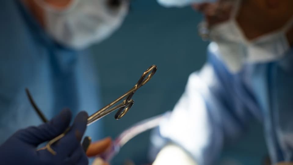 Chirurgische Instrumente werden während einer Nierentransplantation verwendet.