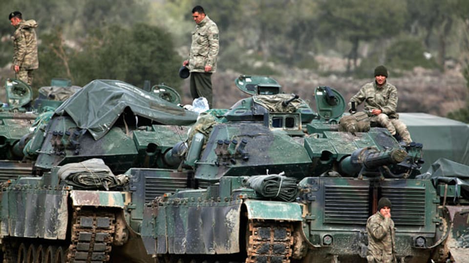 Türkische Panzer im syrisch-türkischen Grenzgebiet.