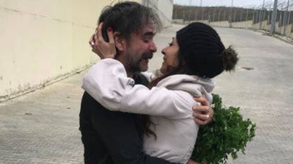 Deniz Yücel und seine Frau vor den Gefängnismauern in Silivri, Türkei, am 16. Februar 2018.