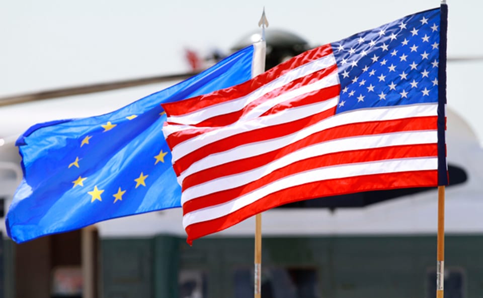 Die Fahnen der USA und der EU (Symbolbild).