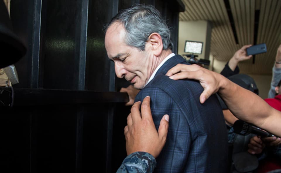 Der frühere Präsident von Guatemala, Alvaro Colom, wird von Polizisten abgeführt.
