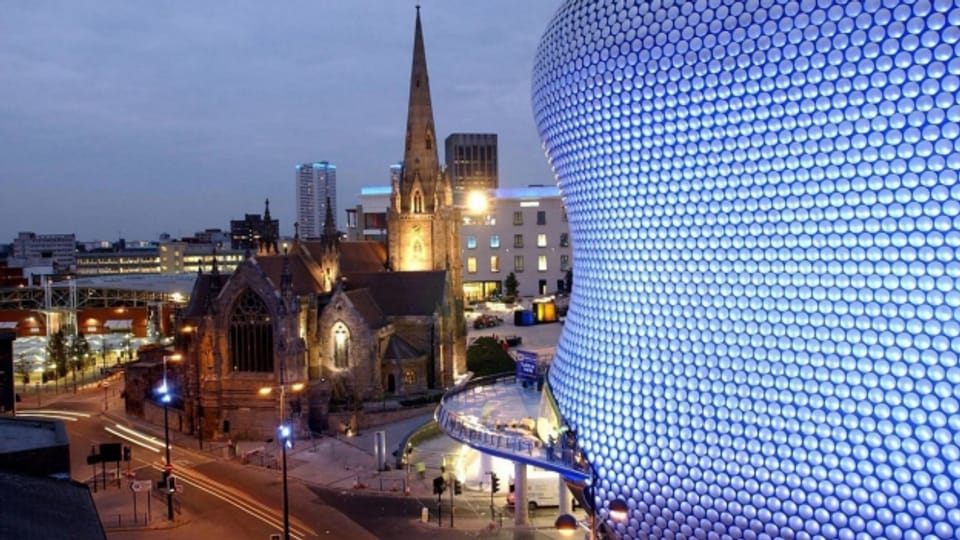Das Stadtzentrum von Birmingham mit der Kathedrale und dem Shoppingcenter Bullring.