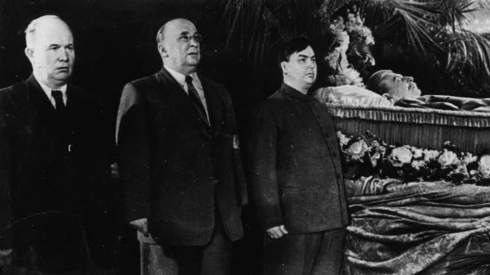 Neben dem Sarg von Stalin steht ein Teil der sowjetischen Führungsriege. Von links nach rechts: Chruschtschow, Beria und Malenkow.