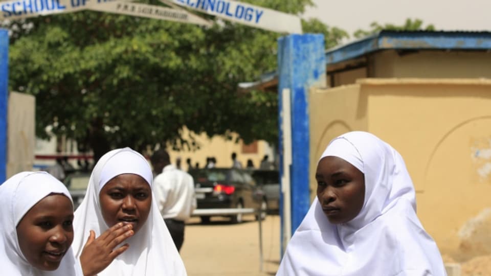 Schülerinnen vor einer Schule im nigerianischen Maiduguri: Schulen geraten im