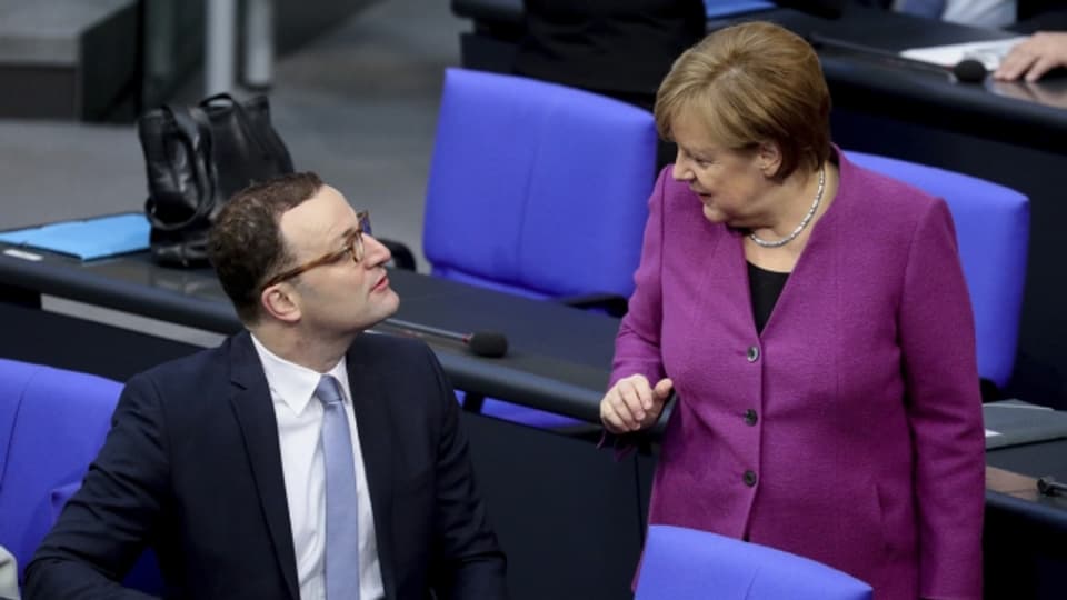 Jens Spahn und Angela Merkel im deutschen Bundestag.