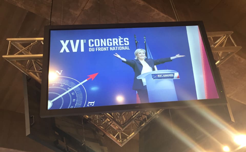Marine Le Pen auf einem Bildschirm am Parteitag des FN in Lille.