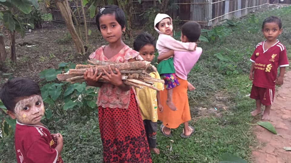 Kinder in einem Dorf in Burma.