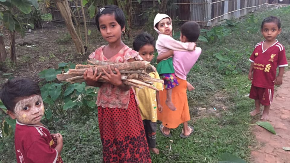 Kinder in einem Dorf in Burma.