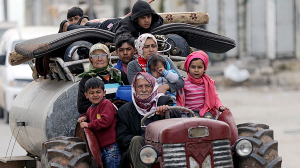 Die Menschen fliehen aus einem Dorf in der Nähe von Afrin, Syrien.