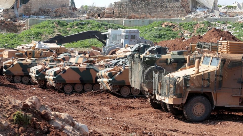 Türkische Panzer warten in der Nähe von Afrin