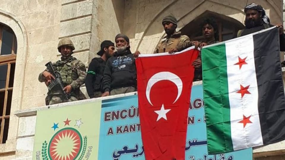 Von der Türkei unterstützte Rebellen feiern die Einnahme von Afrin.
