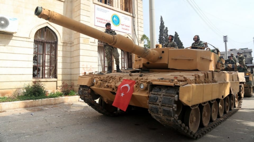 Türkischer Panzer im Stadtzentrum des nordsyrischen Afrin