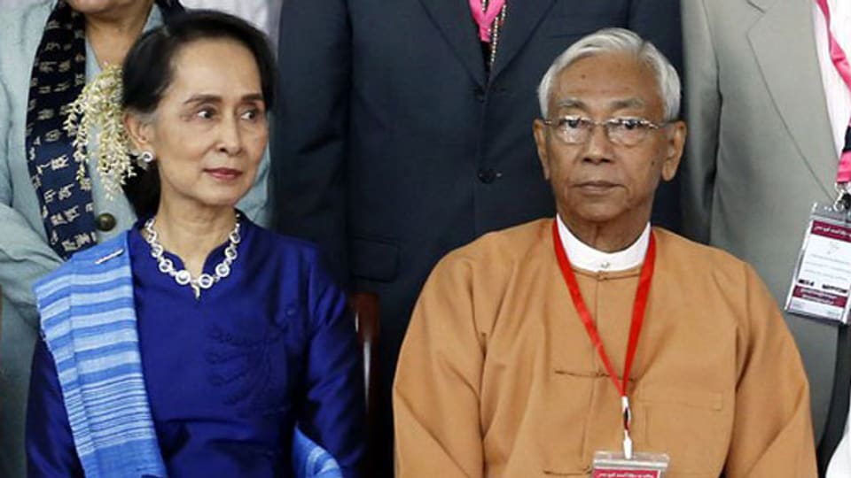 Burmas Regierungschefin Aung San Suu Kyi (links) und Burmas Präsident Htin Kyaw.