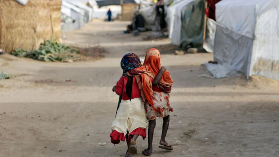 Zwei Kinder in einem Flüchtlingslager in Tschad.