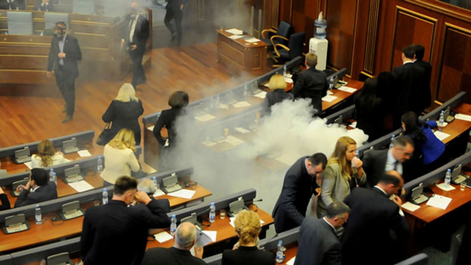 Kosovarische Oppositionspolitiker setzen Tränengas im Parlament frei, um eine Sitzung in Pristina, Kosovo, zu blockieren.